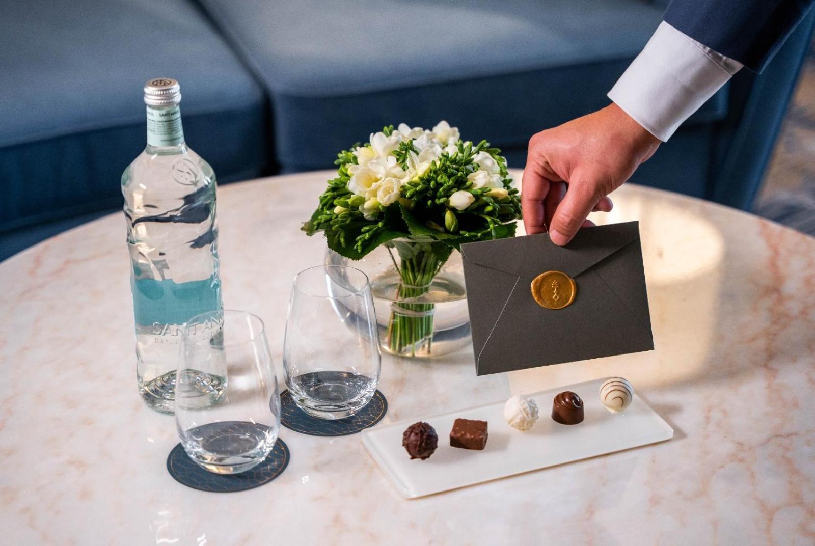 Jareed Hotel Riyadh Exterior photo A butler delivers a letter