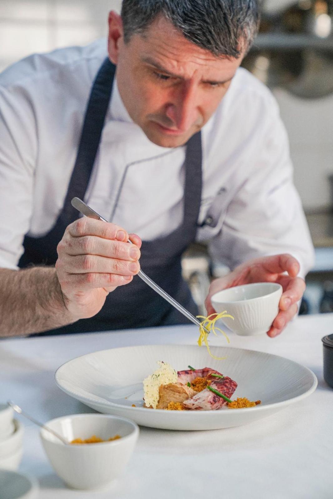Jareed Hotel Riyadh Exterior photo A chef using a vegetable peeler